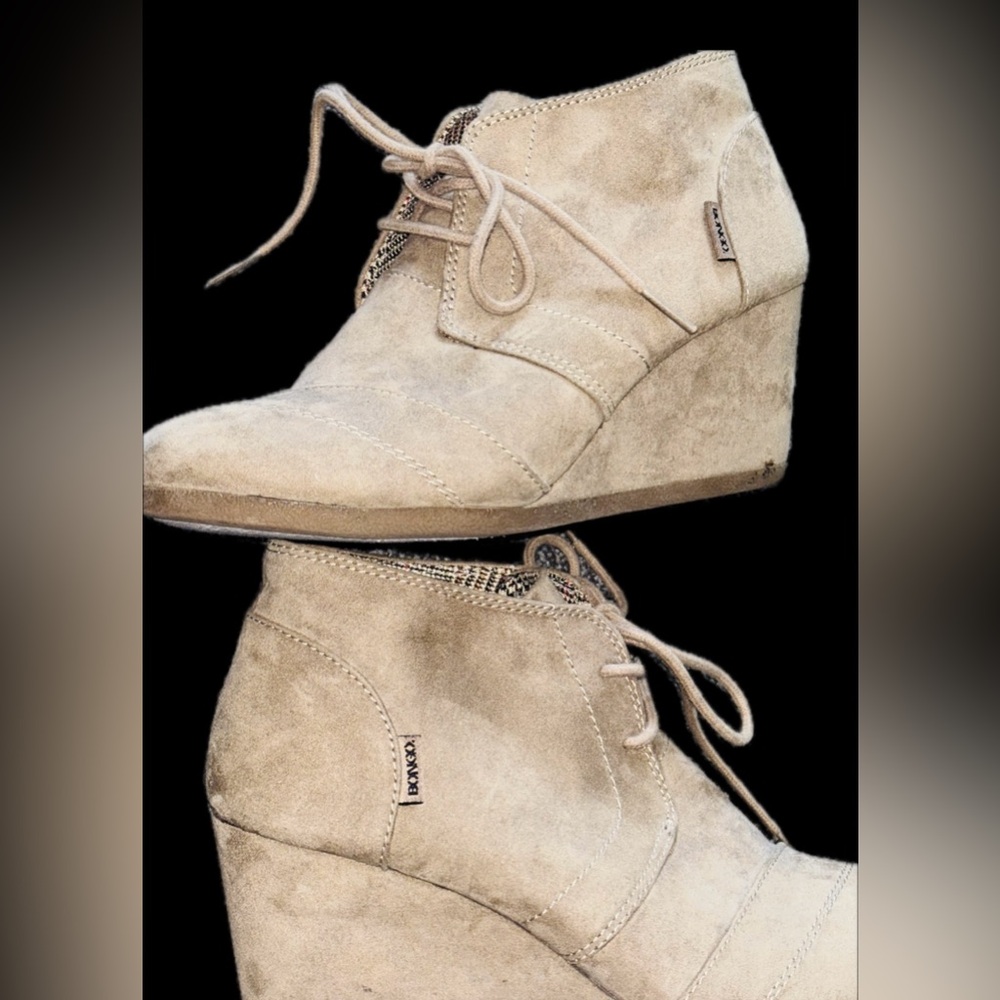 Bongo Tan Lace UP Wedge Ankle Booties. Faux Suede
Size: 7.5 Style: Josie Desert